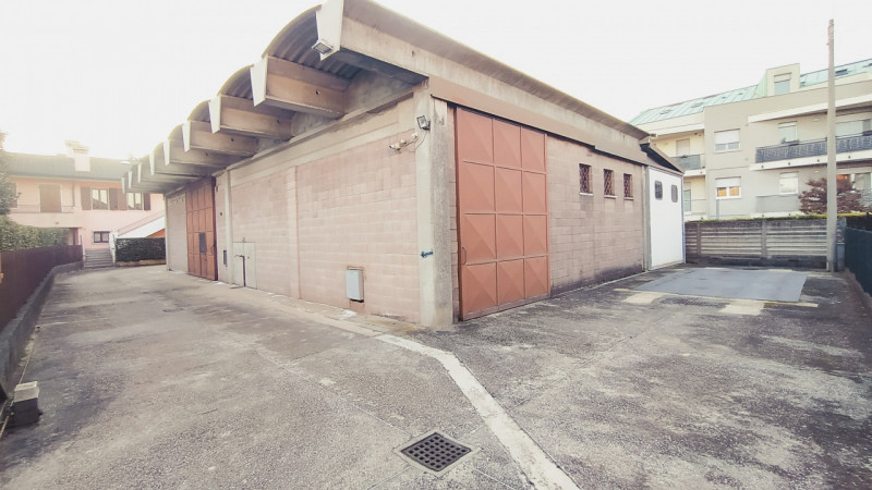 Nel tranquillo e servito quartiere Paltana, proponiamo una porzione di bifamiliare di oltre 280 m...