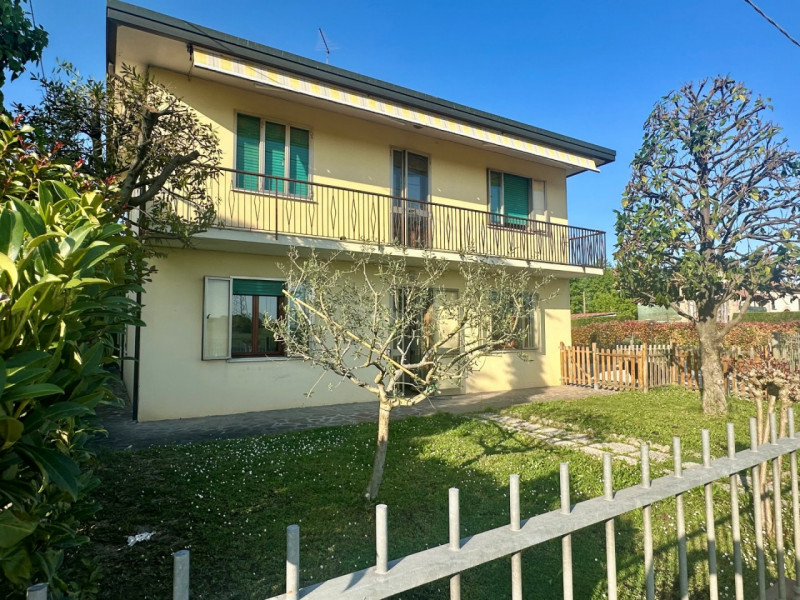 Ad Abano Terme, nella parte più verdeggiante del quartiere San Lorenzo, proponiamo in vendita por...