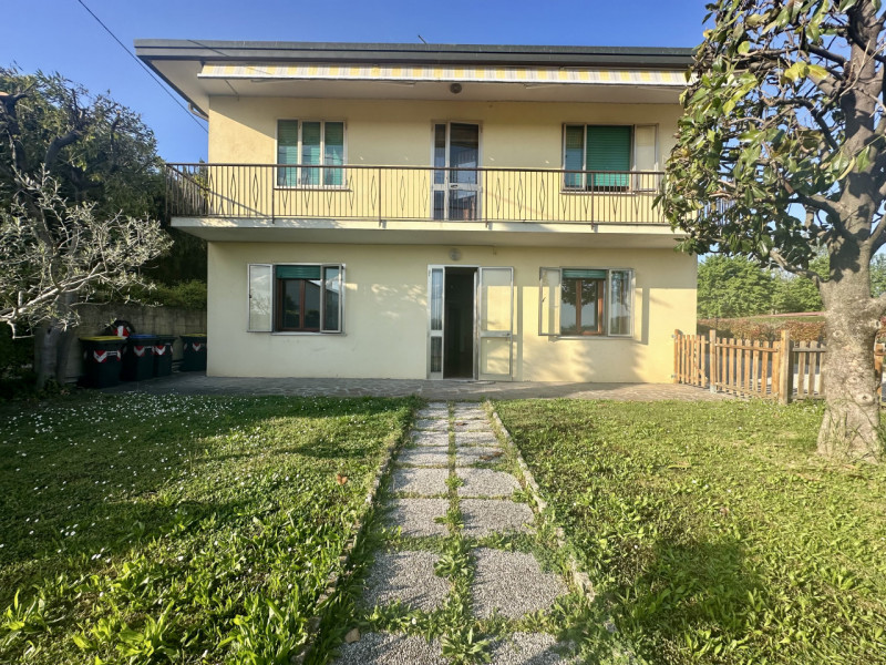 Ad Abano Terme, nella parte più verdeggiante del quartiere San Lorenzo, proponiamo in vendita por...