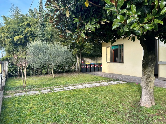 Ad Abano Terme, nella parte più verdeggiante del quartiere San Lorenzo, proponiamo in vendita por...