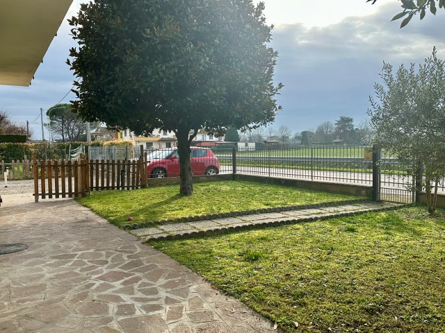 Ad Abano Terme, nella parte più verdeggiante del quartiere San Lorenzo, proponiamo in vendita por...