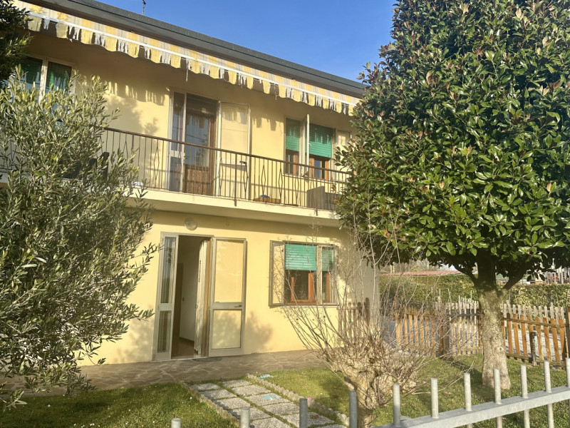 Abano Terme - San Lorenzo. In zona verdeggiante, appena fuori dal traffico cittadino, ben collega...