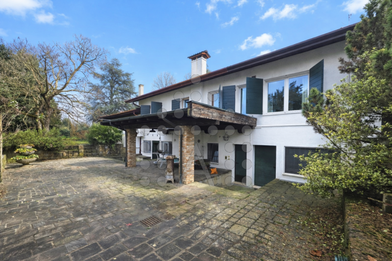 Due famiglie, un solo sogno: bifamiliare con 6.000 mq di giardino privato a Teolo

Due unità abit...