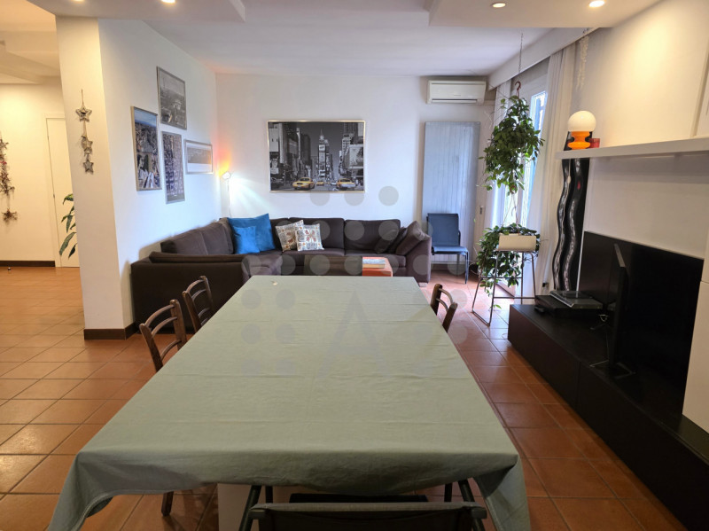 Due famiglie, un solo sogno: bifamiliare con 6.000 mq di giardino privato a Teolo

Due unità abit...