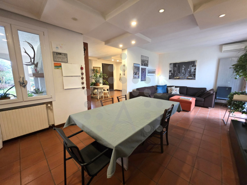 Due famiglie, un solo sogno: bifamiliare con 6.000 mq di giardino privato a Teolo

Due unità abit...