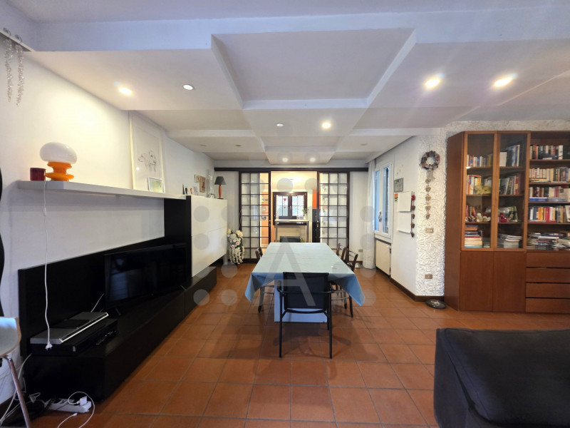 Due famiglie, un solo sogno: bifamiliare con 6.000 mq di giardino privato a Teolo

Due unità abit...