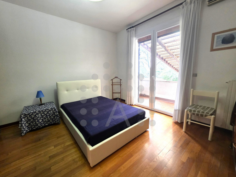 Due famiglie, un solo sogno: bifamiliare con 6.000 mq di giardino privato a Teolo

Due unità abit...