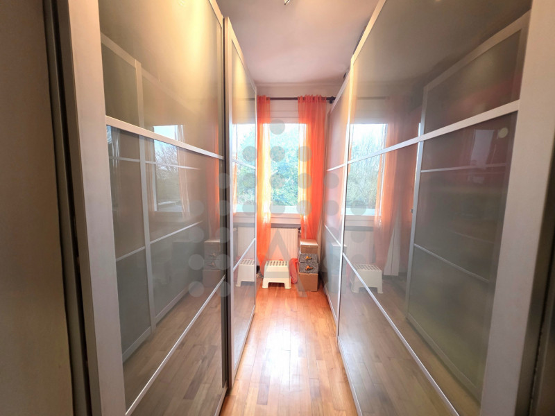 Due famiglie, un solo sogno: bifamiliare con 6.000 mq di giardino privato a Teolo

Due unità abit...