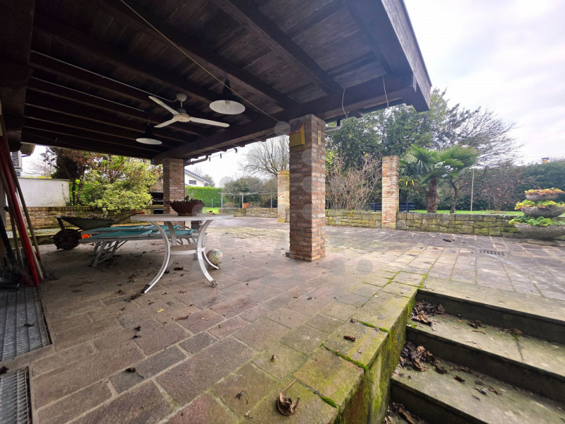 Due famiglie, un solo sogno: bifamiliare con 6.000 mq di giardino privato a Teolo

Due unità abit...