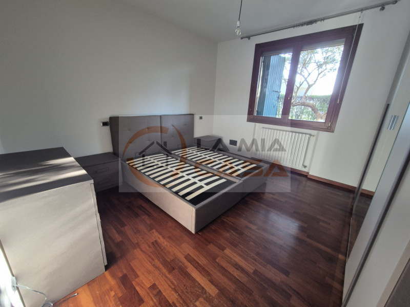 SONO RICHIESTE REFERENZE E DUE CONTRATTI DI LAVORO A TEMPO INDETERMINATO.
SI PREGA DI INVIARE UNA...