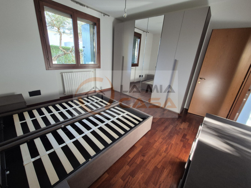 SONO RICHIESTE REFERENZE E DUE CONTRATTI DI LAVORO A TEMPO INDETERMINATO.
SI PREGA DI INVIARE UNA...