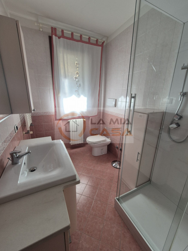 SONO RICHIESTE REFERENZE E DUE CONTRATTI DI LAVORO A TEMPO INDETERMINATO.
SI PREGA DI INVIARE UNA...