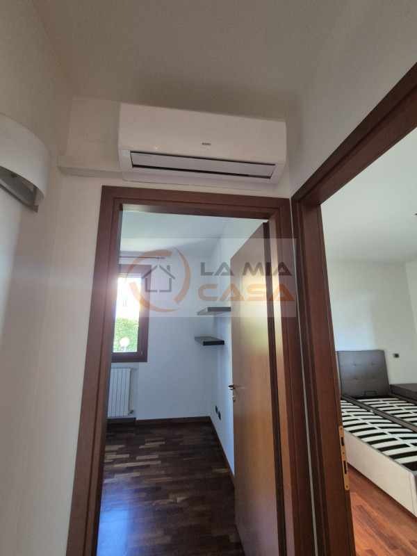 SONO RICHIESTE REFERENZE E DUE CONTRATTI DI LAVORO A TEMPO INDETERMINATO.
SI PREGA DI INVIARE UNA...