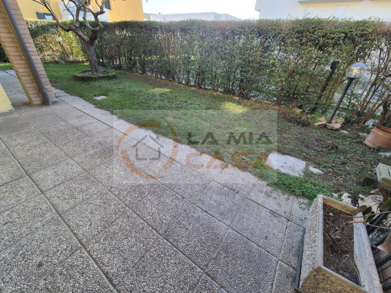 SONO RICHIESTE REFERENZE E DUE CONTRATTI DI LAVORO A TEMPO INDETERMINATO.
SI PREGA DI INVIARE UNA...