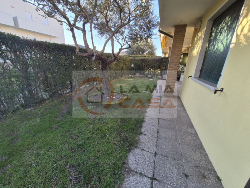 SONO RICHIESTE REFERENZE E DUE CONTRATTI DI LAVORO A TEMPO INDETERMINATO.
SI PREGA DI INVIARE UNA...