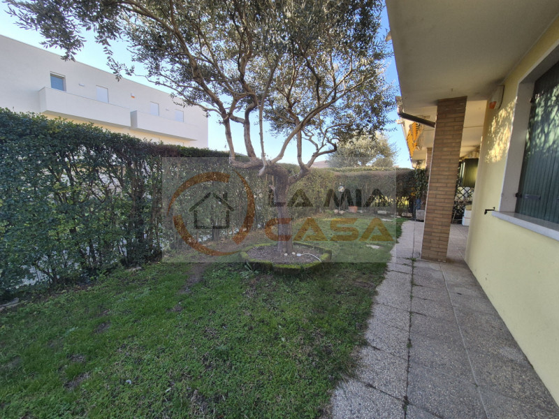 SONO RICHIESTE REFERENZE E DUE CONTRATTI DI LAVORO A TEMPO INDETERMINATO.
SI PREGA DI INVIARE UNA...