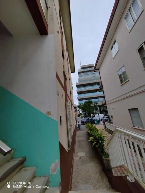 In una delle zone più ricercate di Jesolo, all'interno della rinomata Via Bafile/Via Dante Alighi...