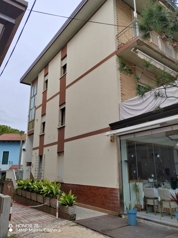 In una delle zone più ricercate di Jesolo, all'interno della rinomata Via Bafile/Via Dante Alighi...