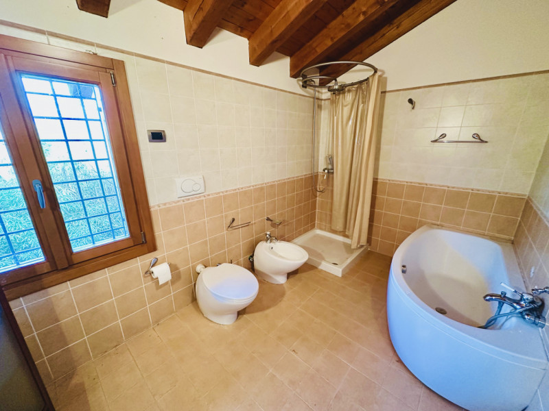 ROSA': inserita in un contesto ai confini della vicina Bassano del Grappa, CASA SINGOLA con finit...