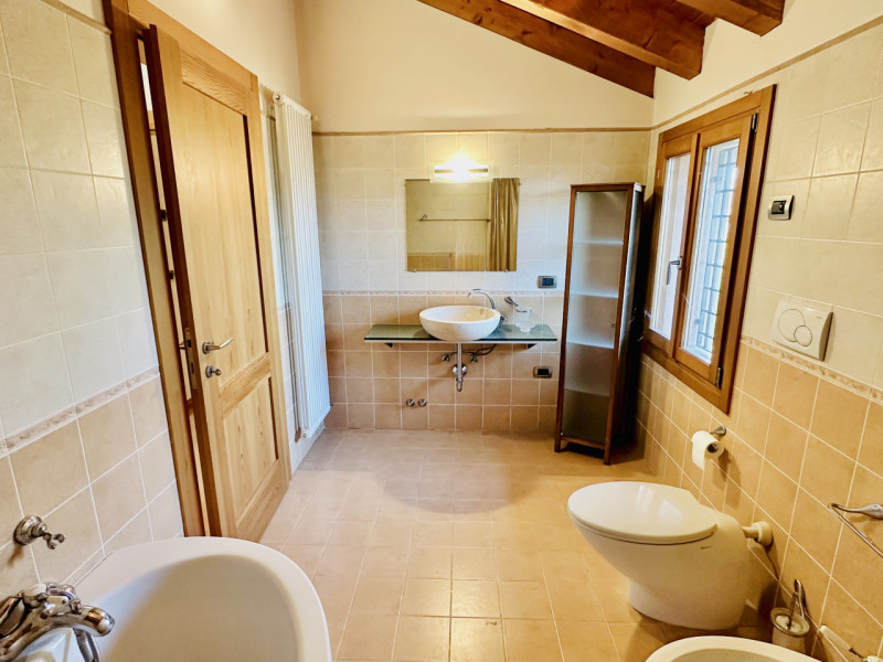 ROSA': inserita in un contesto ai confini della vicina Bassano del Grappa, CASA SINGOLA con finit...