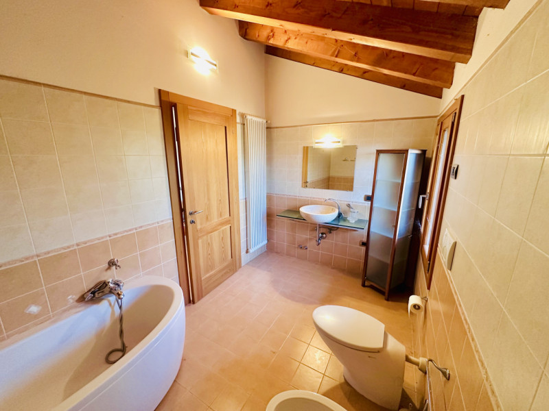 ROSA': inserita in un contesto ai confini della vicina Bassano del Grappa, CASA SINGOLA con finit...