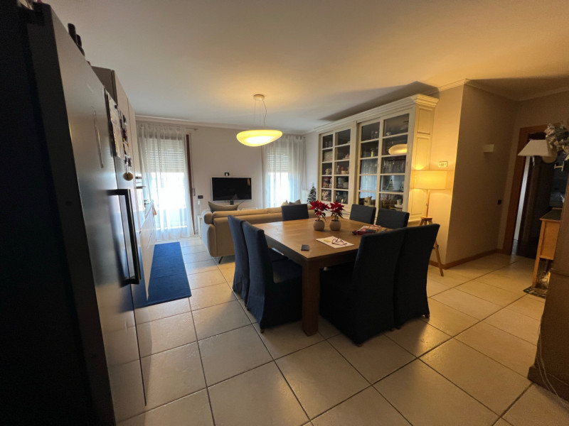 Appartamento al secondo e ultimo piano con ascensore. L'appartamento e' di 80 mq ben distribuiti ...