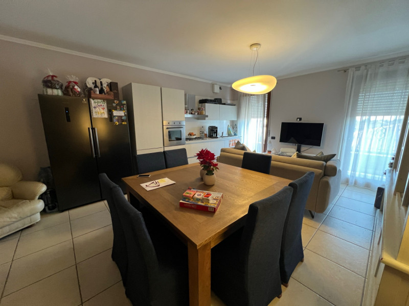 Appartamento al secondo e ultimo piano con ascensore. L'appartamento e' di 80 mq ben distribuiti ...