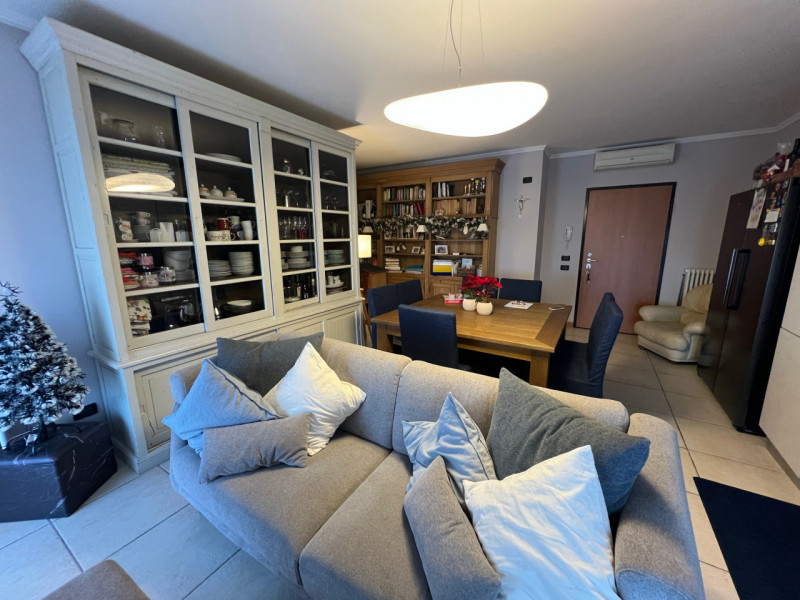 Appartamento al secondo e ultimo piano con ascensore. L'appartamento e' di 80 mq ben distribuiti ...