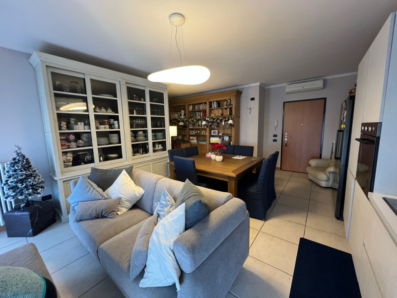 Appartamento al secondo e ultimo piano con ascensore. L'appartamento e' di 80 mq ben distribuiti ...