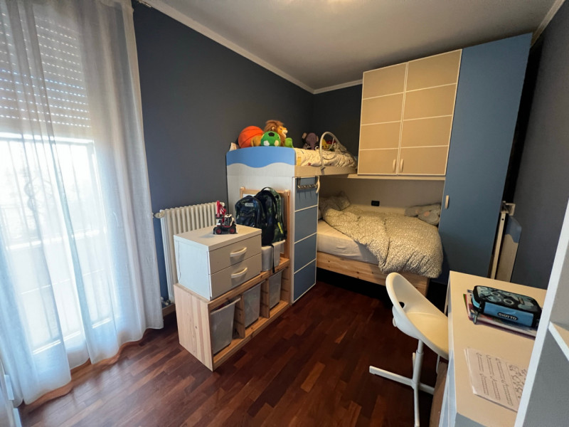 Appartamento al secondo e ultimo piano con ascensore. L'appartamento e' di 80 mq ben distribuiti ...