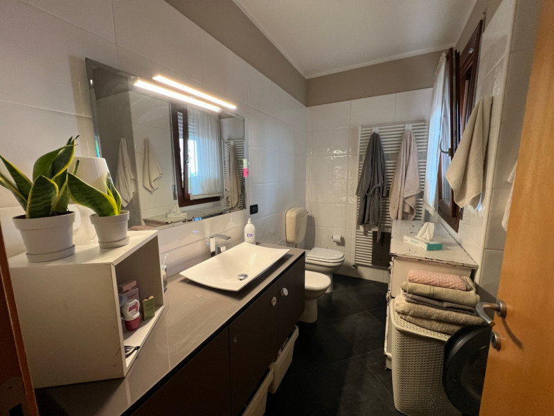 Appartamento al secondo e ultimo piano con ascensore. L'appartamento e' di 80 mq ben distribuiti ...