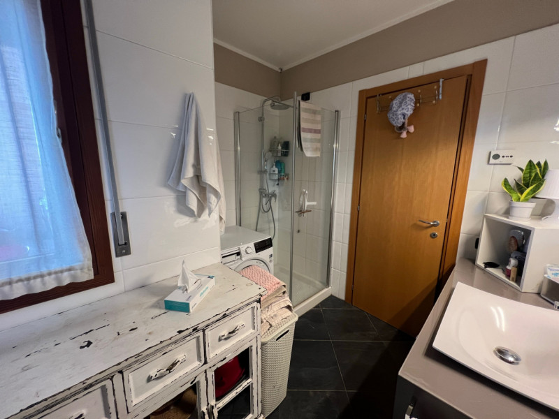 Appartamento al secondo e ultimo piano con ascensore. L'appartamento e' di 80 mq ben distribuiti ...