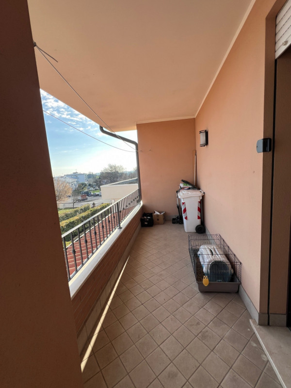 Appartamento al secondo e ultimo piano con ascensore. L'appartamento e' di 80 mq ben distribuiti ...