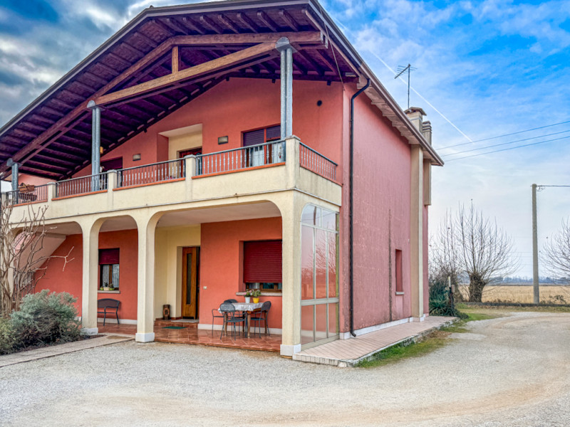 (Per INFO Roberto 3453195338) Scopri questa affascinante casa singola terratetto situata nella tr...