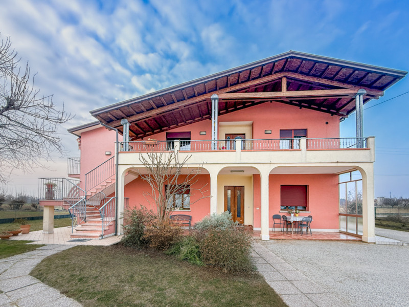 (Per INFO Roberto 3453195338) Scopri questa affascinante casa singola terratetto, situata nella t...