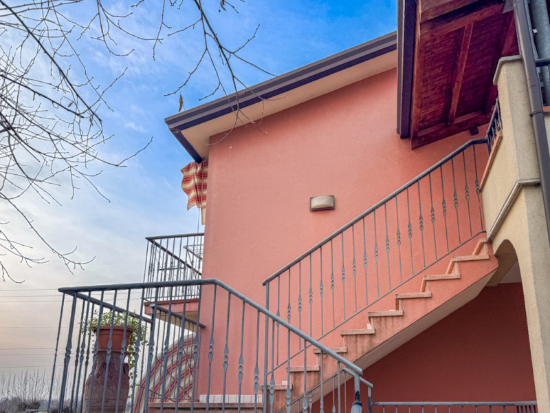 (Per INFO Roberto 3453195338) Scopri questa affascinante casa singola terratetto, situata nella t...