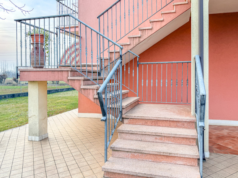 (Per INFO Roberto 3453195338) Scopri questa affascinante casa singola terratetto, situata nella t...