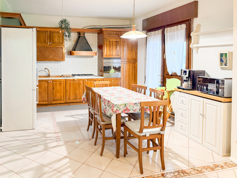 (Per INFO Roberto 3453195338) Scopri questa affascinante casa singola terratetto, situata nella t...