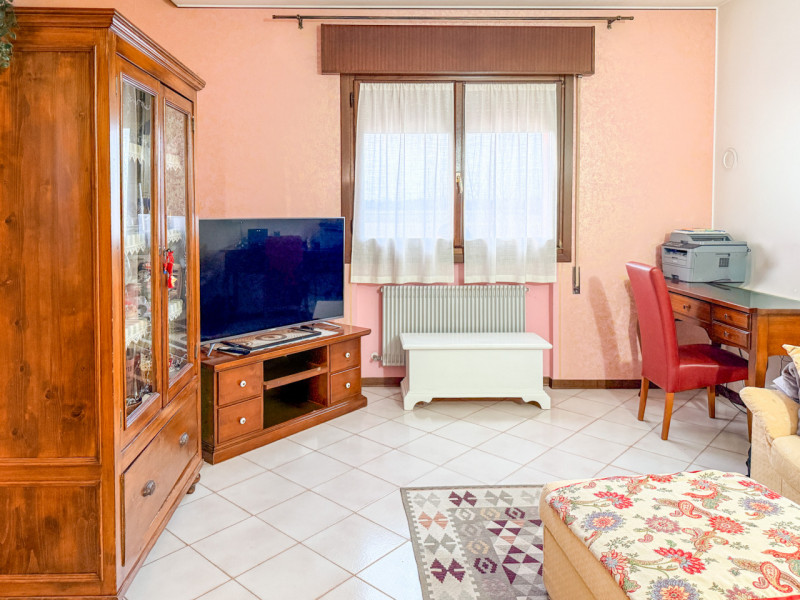 (Per INFO Roberto 3453195338) Scopri questa affascinante casa singola terratetto, situata nella t...