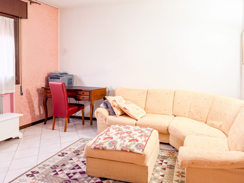 (Per INFO Roberto 3453195338) Scopri questa affascinante casa singola terratetto, situata nella t...