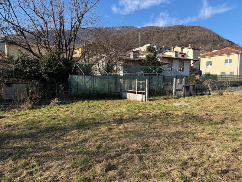 Piovene Rocchette 
Proponiamo in vendita casa singola allo stato grezzo, immersa nella tranquilli...