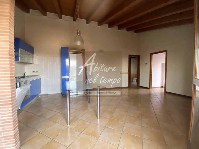 TOMBOLO (PD) - FRAZ. ONARA 

In un contesto di sole sei unità abitative, proponiamo in vendita un...