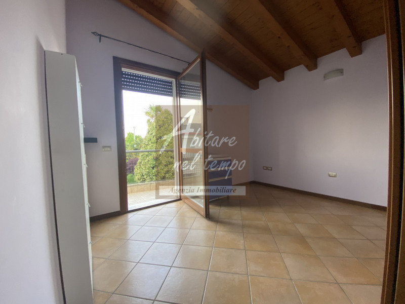 TOMBOLO (PD) - FRAZ. ONARA 

In un contesto di sole sei unità abitative, proponiamo in vendita un...