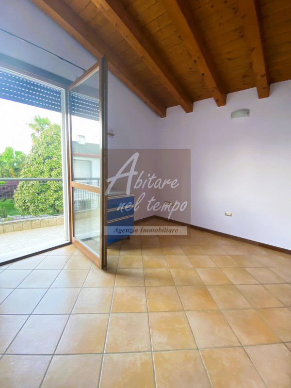 TOMBOLO (PD) - FRAZ. ONARA 

In un contesto di sole sei unità abitative, proponiamo in vendita un...