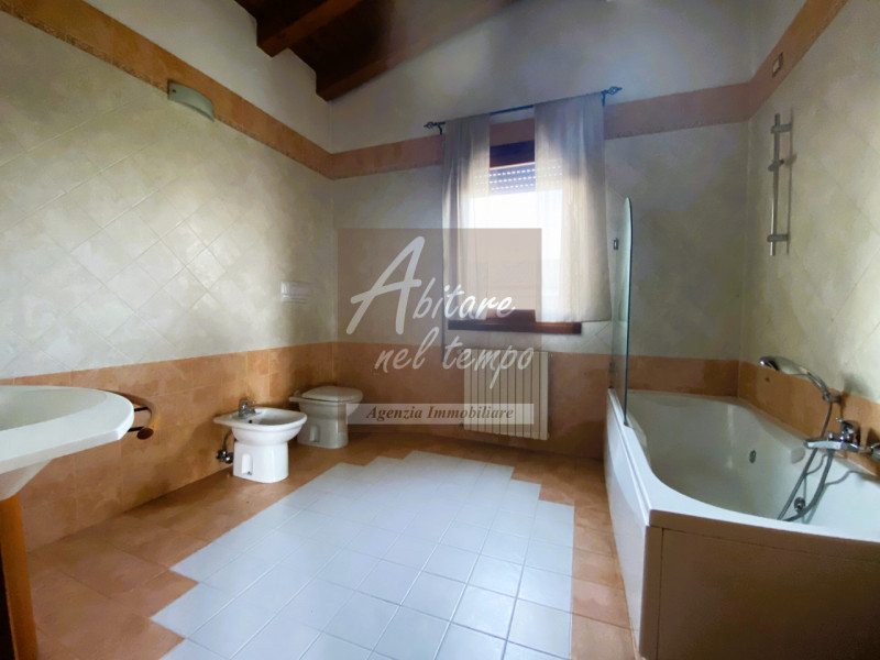 TOMBOLO (PD) - FRAZ. ONARA 

In un contesto di sole sei unità abitative, proponiamo in vendita un...