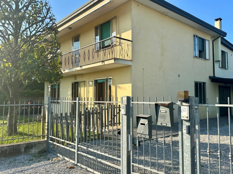 Abano Terme quartiere San Lorenzo, in zona tranquilla e ben collegata alla viabilità urbana, prop...