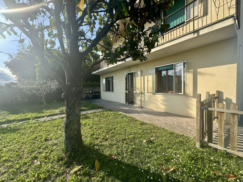 Abano Terme quartiere San Lorenzo, in zona tranquilla e ben collegata alla viabilità urbana, prop...