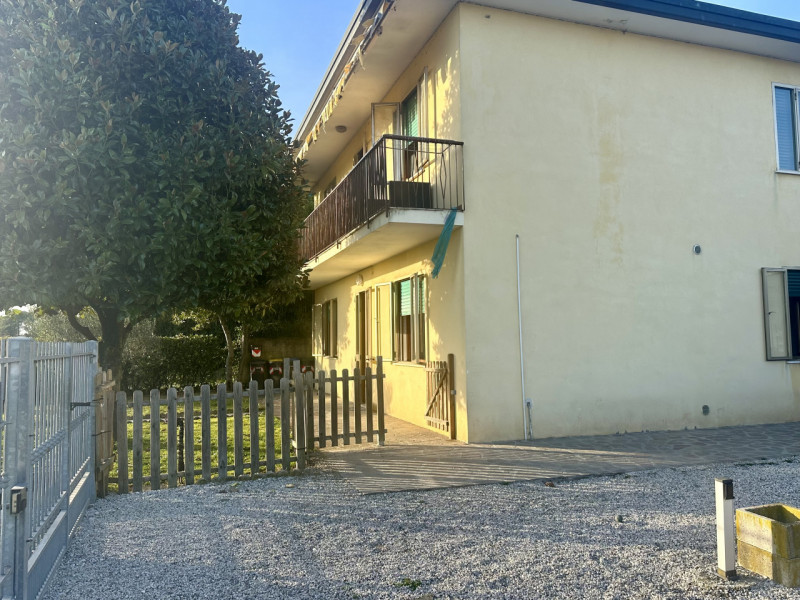 Abano Terme - San Lorenzo. In zona verdeggiante, appena fuori dal traffico cittadino, ben collega...