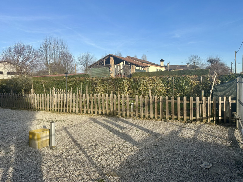 Abano Terme - San Lorenzo. In zona verdeggiante, appena fuori dal traffico cittadino, ben collega...