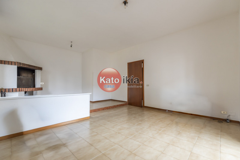 In posizione strategica nel cuore di Creazzo, proponiamo un appartamento al primo piano in Palazz...